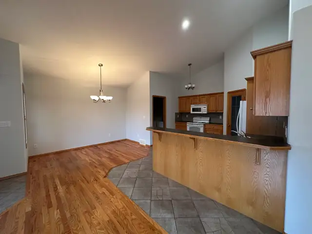 Double Attached Garage, Desirable Rosedale Duplex! - Photo 4