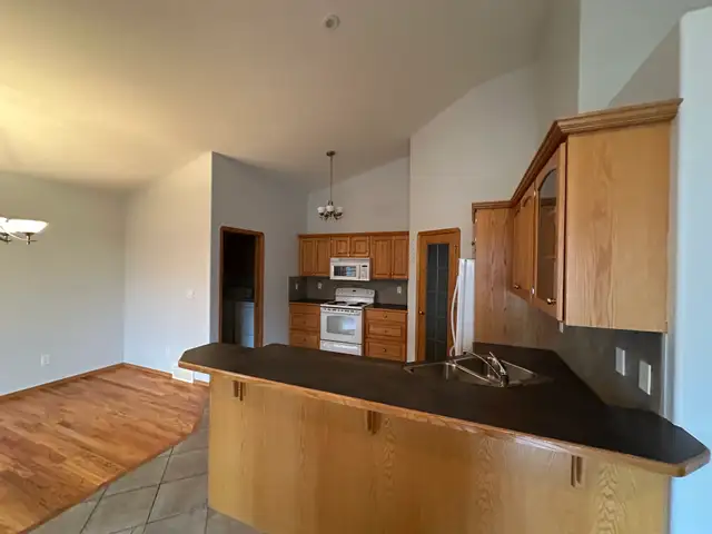 Double Attached Garage, Desirable Rosedale Duplex! - Photo 7