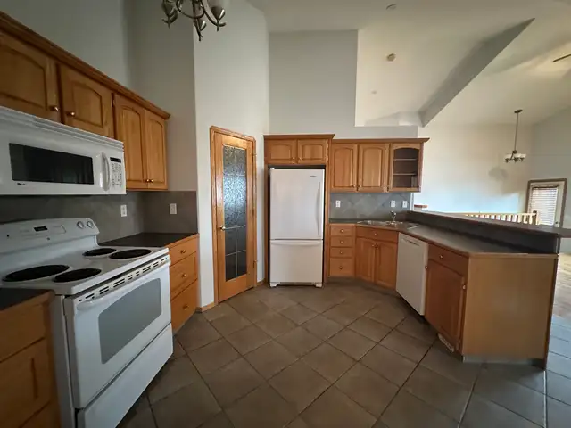 Double Attached Garage, Desirable Rosedale Duplex! - Photo 8