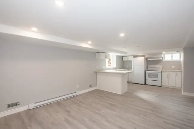 170 Southworth St N, Welland - 2 Bedroom Lower Unit - Photo 2