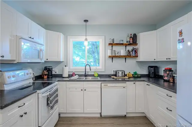 Large 3 Bedroom - $1900/mt. Plus Utilities - Available May. 1st - Photo 4