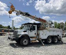2014 International 7400 Altec DM47B-BR Digger Derrick - Photo 2