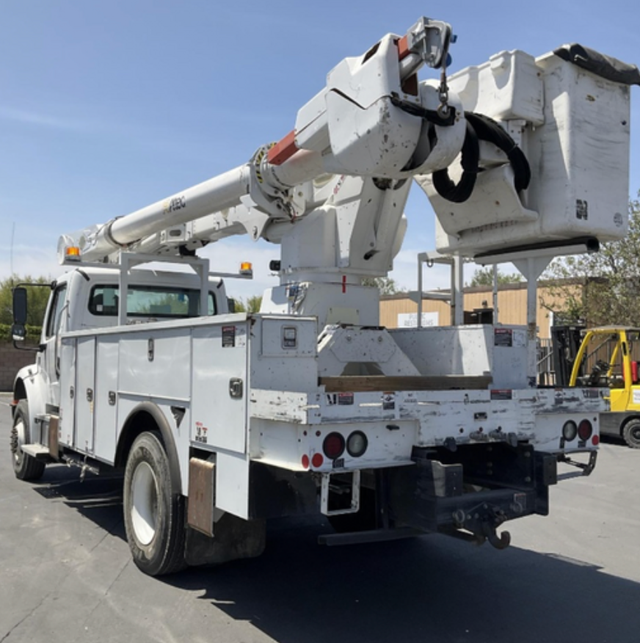 2018 Freightliner M2-106 Altec AM55 Bucket Truck - Photo 4