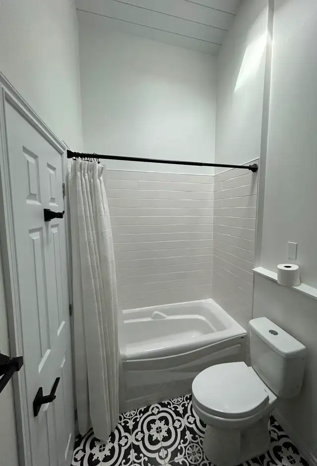 Spacious two bedroom condo - Photo 2