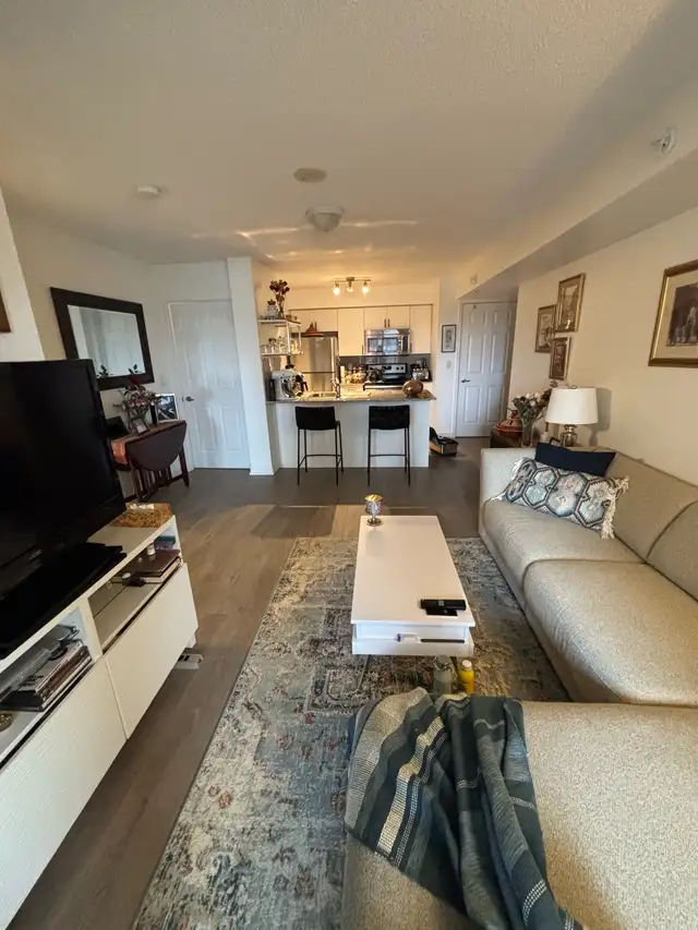 ️ 2 Bedroom Condo with Parking & Locker – Great Location! - Photo 2