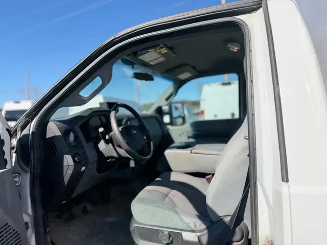 2015 Ford Super Duty F-550 DRW Cube Van Dually - Photo 8