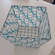 BEAU VASE NEUF CARÉ MÉTAL ARGENT PLASTIQUE 7'HAUx9'LAR HAU$10.00