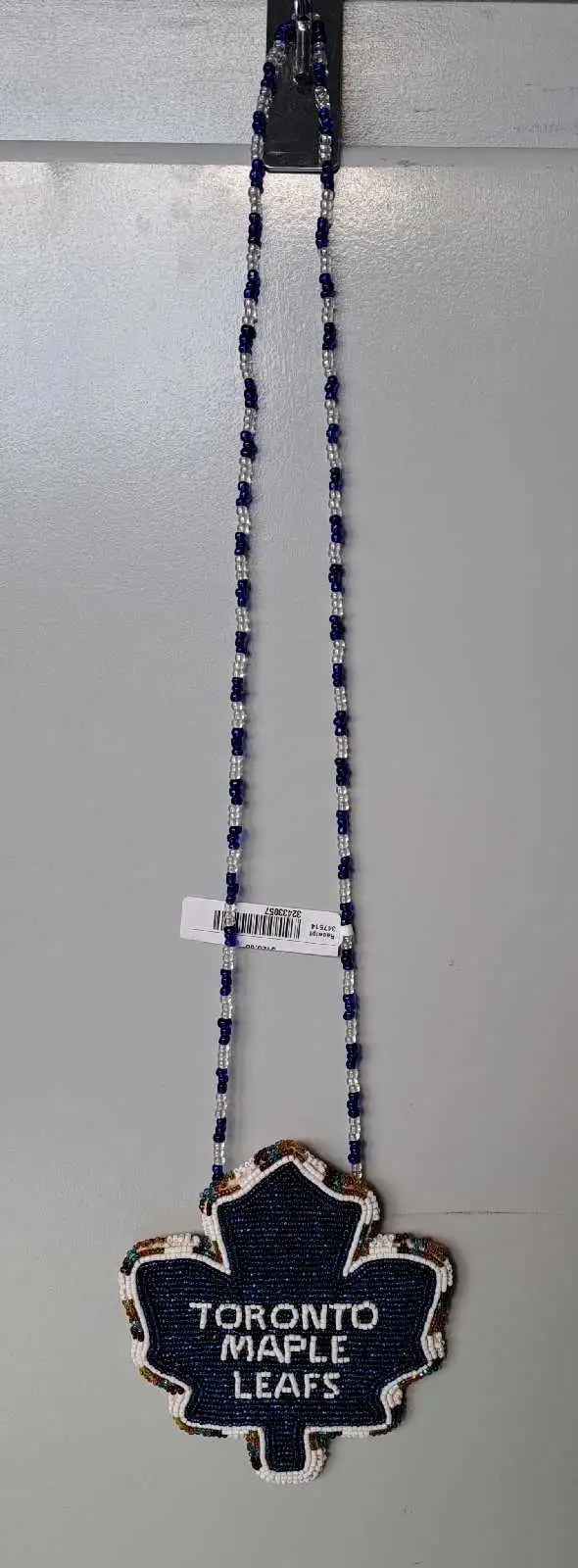 Beaded Maple Leafs Medallion (32433057)