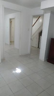 Available 1 bedroom basement apartment with car park for rent - Photo 2