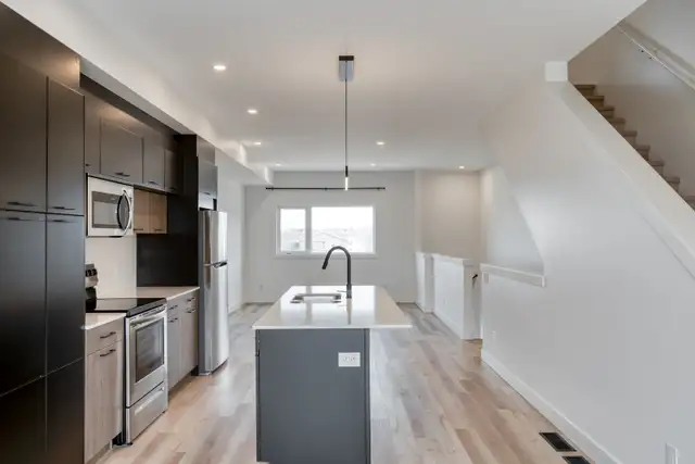 LUXURY 4 Bedroom Townhouse! Available June 1st! - Photo 8