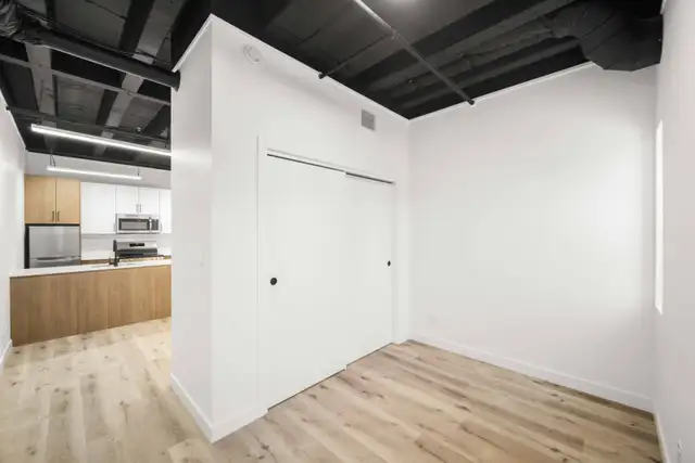 Modern 1 Bedroom Apartment! Available May 1st! - Photo 6