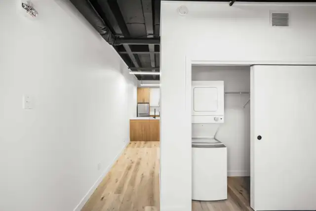 Modern 1 Bedroom Apartment! Available May 1st! - Photo 9