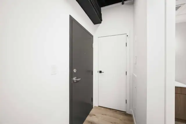 Modern 1 Bedroom Apartment! Available May 1st! - Photo 10