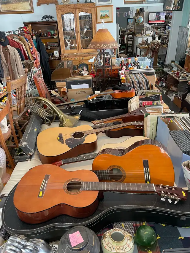 Indoor Garage sale - Photo 3