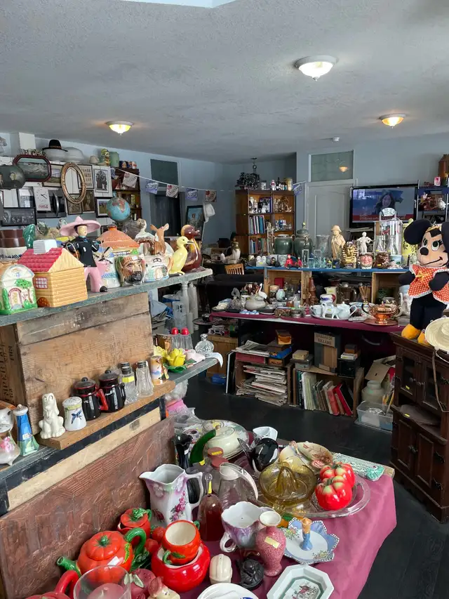 Indoor Garage sale - Photo 9