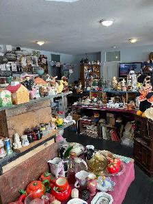 Indoor Garage sale - Photo 9