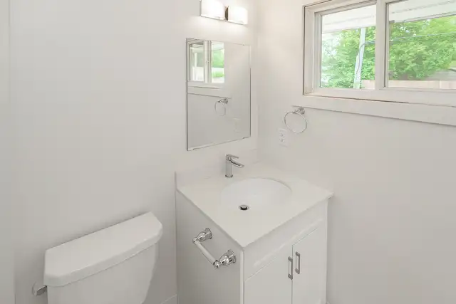 Renovated 1 Bedroom Apartment In Selkirk! Available May 1st! - Photo 7