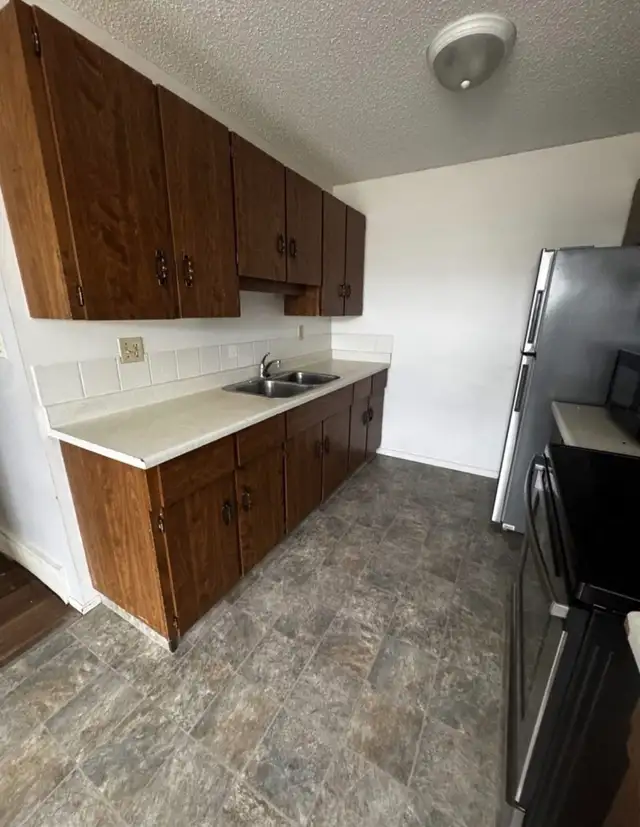 3 bedroom uppers/lower 4plex unit in Glendale - Photo 2