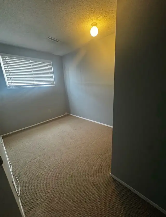 3 bedroom uppers/lower 4plex unit in Glendale - Photo 7