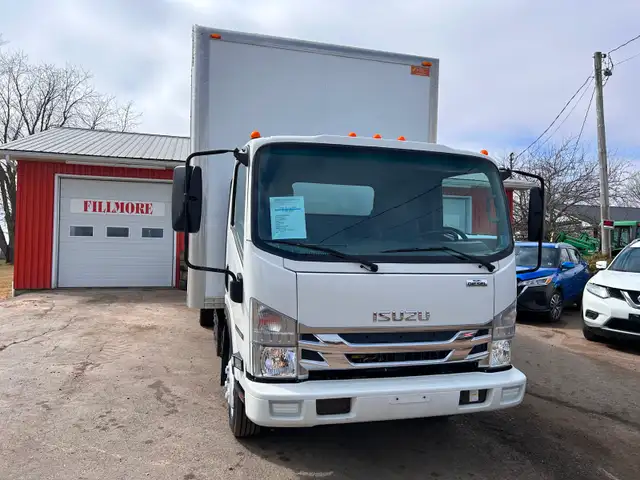 2018 Isuzu NNR Cube Van - Photo 2