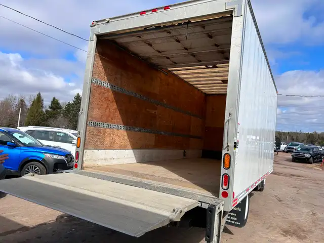 2018 Isuzu NNR Cube Van - Photo 7