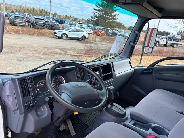 2018 Isuzu NNR Cube Van - Photo 9