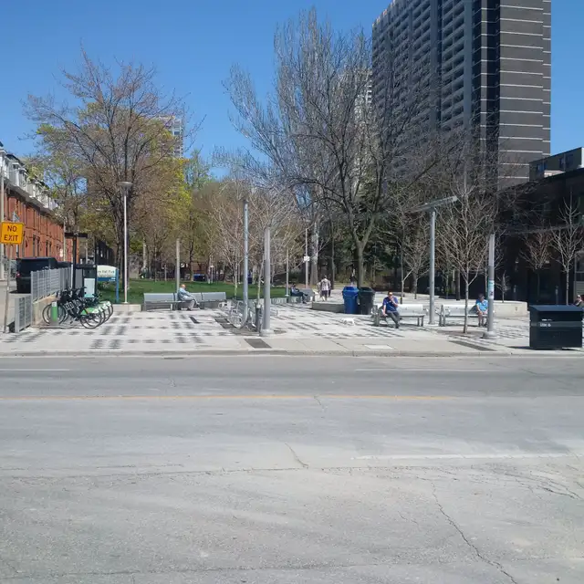 Bright private room/Bath on 1st Floor church/Wellesley area - Photo 2