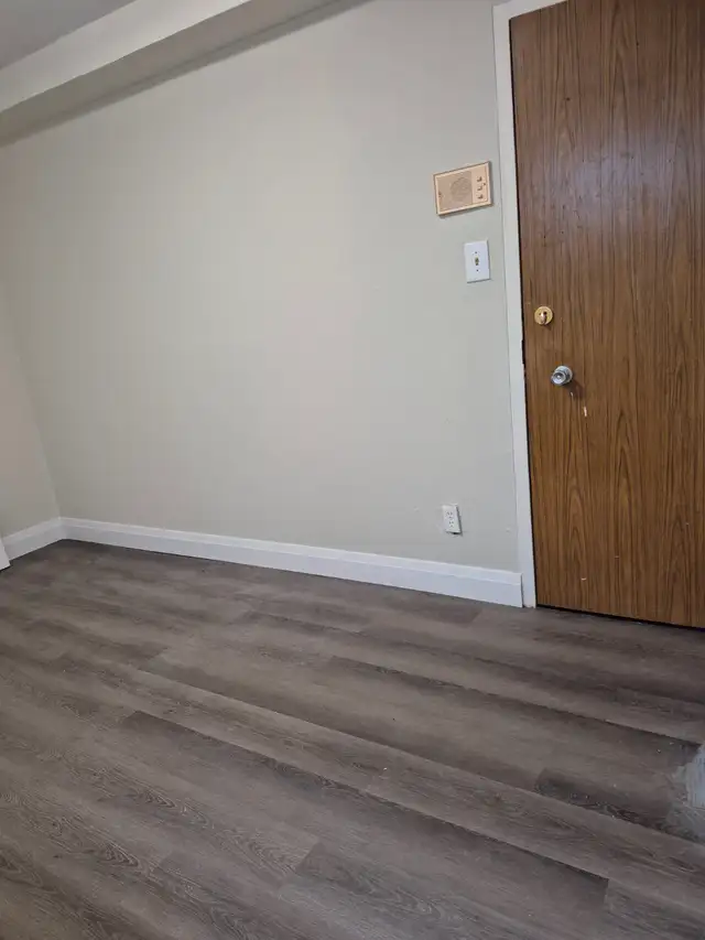 Bright private room/Bath on 1st Floor church/Wellesley area - Photo 4