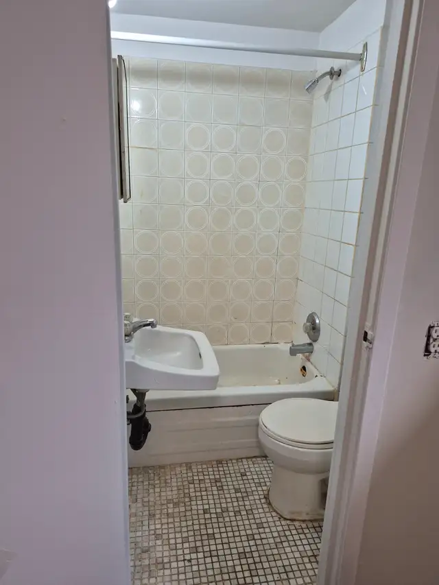 Bright private room/Bath on 1st Floor church/Wellesley area - Photo 7