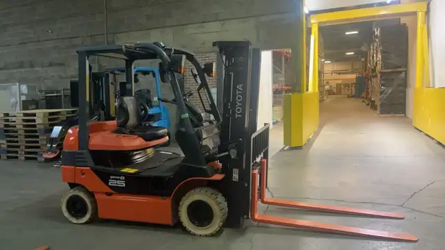 Toyota 5500lbs electric forklift reach 14.1 feet - Photo 2