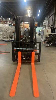 Toyota 5500lbs electric forklift reach 14.1 feet - Photo 5