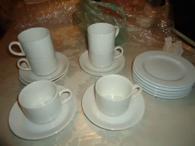 TEA - COFFEE CUPS & SAUCERS (6) WITH DESERT PLATES
