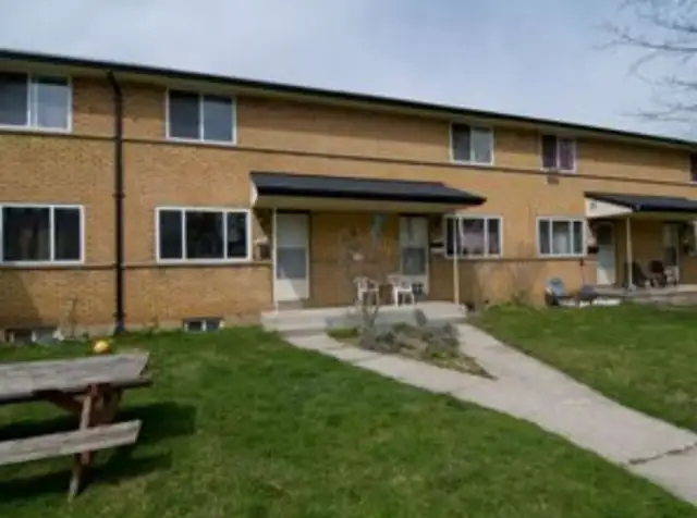 2BD Townhouse Near Trafalgar and Hale Street - HEAT INCLUDED! - Photo 2