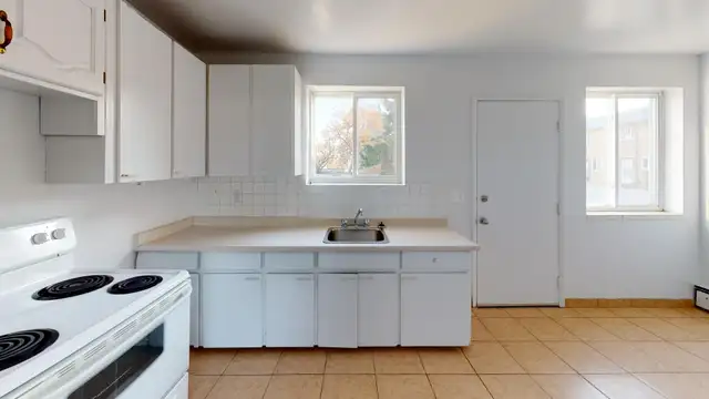 2BD Townhouse Near Trafalgar and Hale Street - HEAT INCLUDED! - Photo 3