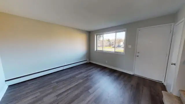 2BD Townhouse Near Trafalgar and Hale Street - HEAT INCLUDED! - Photo 4