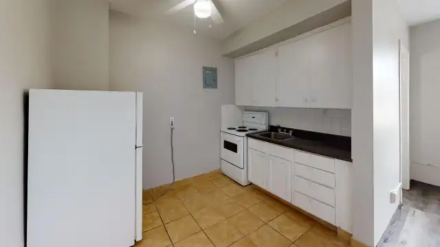 Spacious Bachelor for Rent - Photo 3