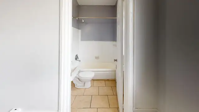 Spacious Bachelor for Rent - Photo 4