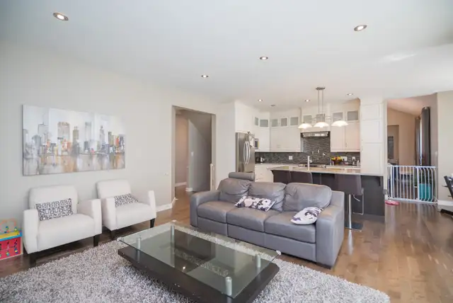 Beautiful 3 Bedroom Home - 77 Mardena Crescent - Photo 2