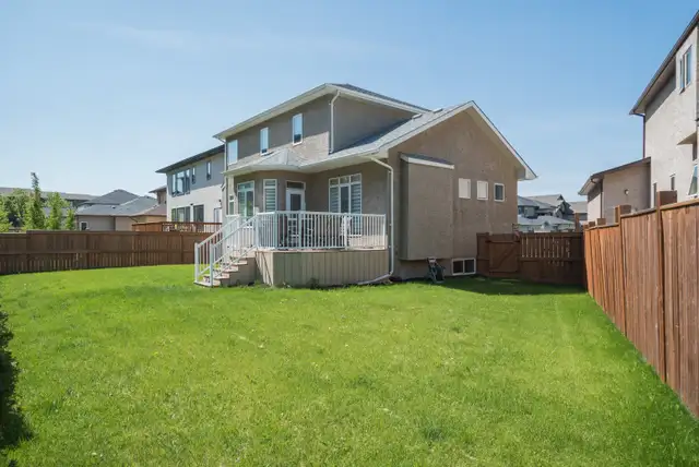 Beautiful 3 Bedroom Home - 77 Mardena Crescent - Photo 17