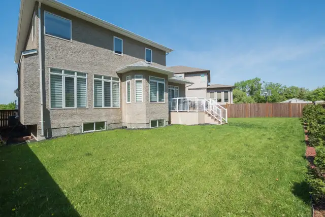 Beautiful 3 Bedroom Home - 77 Mardena Crescent - Photo 18