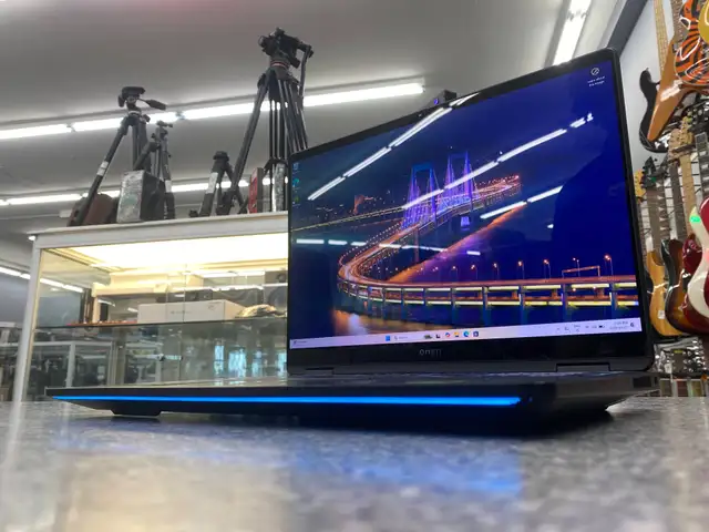 HP Omen Max 16 Gaming Laptop RTX 5090 - Photo 2