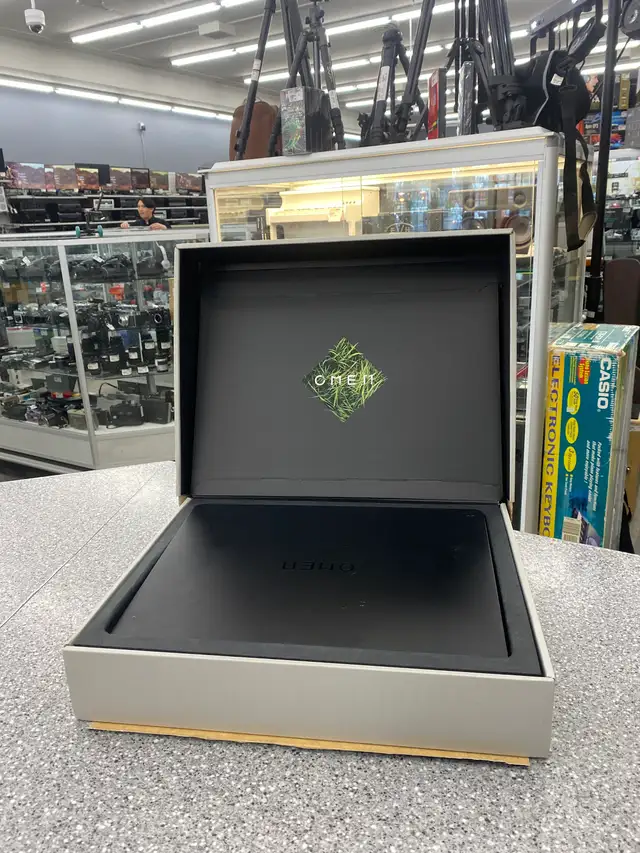 HP Omen Max 16 Gaming Laptop RTX 5090 - Photo 8