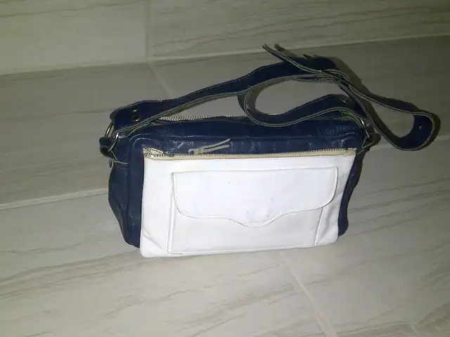 SAC À MAIN CUIR BLEU MARIN BLANC 2 POCHETTES BANDOULIÈRE $10.00 - Photo 3