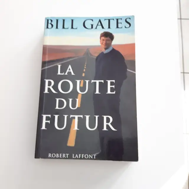 BON ROMAN NEUF DE BILL GATES, LA ROUTE DU FUTUR 359 PAGES: $5.00