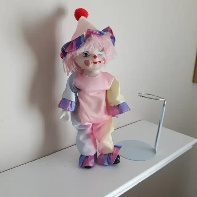 POUPÉE NEUVE PORCELAINE GIFTCRAFT DE TAIWAN 10'HAU CHAISE $10.00