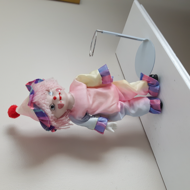 POUPÉE NEUVE PORCELAINE GIFTCRAFT DE TAIWAN 10'HAU CHAISE $10.00 - Photo 2