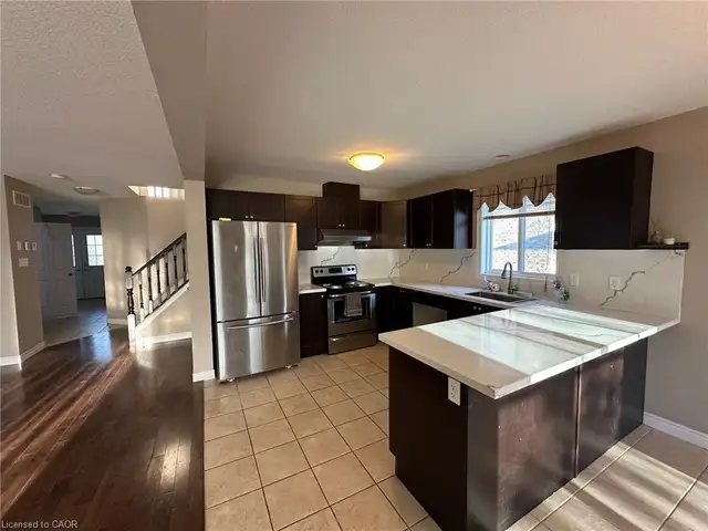2400 sqft house for rent(3 bdrm, 2 garages, 3bathrm) - Photo 2