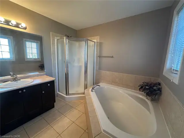 2400 sqft house for rent(3 bdrm, 2 garages, 3bathrm) - Photo 13