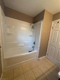 2400 sqft house for rent(3 bdrm, 2 garages, 3bathrm) - Photo 25