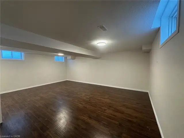 2400 sqft house for rent(3 bdrm, 2 garages, 3bathrm) - Photo 26